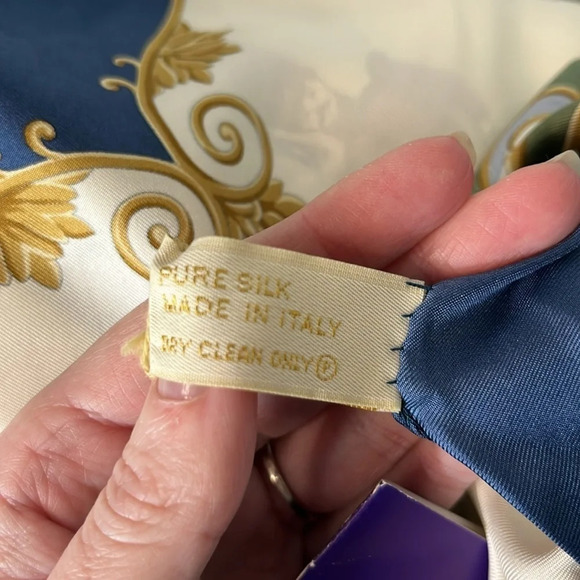 V&A Museum NWT The Lindner Toy Catalogue "Soldiers and Drums" 100% Silk Scarf - Picture 6 of 11